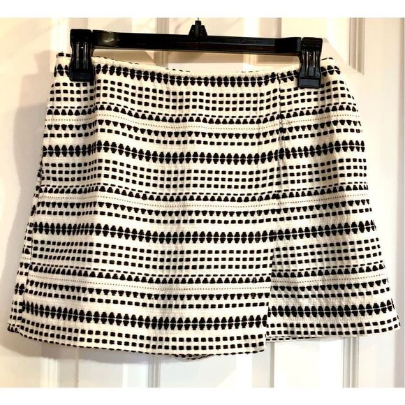 CUPCAKES AND CASHMERE - 🎉HP🎉 L Sz 0 EUC Embroidered Skort. PRISTINE CONDITION! - Picture 7 of 11